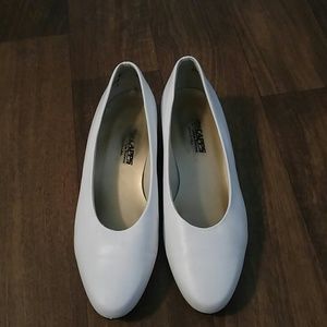 Capps White Leather Low Airlite Pump